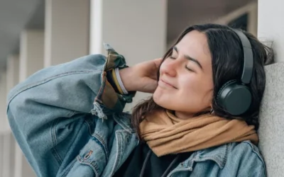 Fones no volume máximo: o que a Geração Z está fazendo com a própria audição (e o que ninguém está dizendo)
